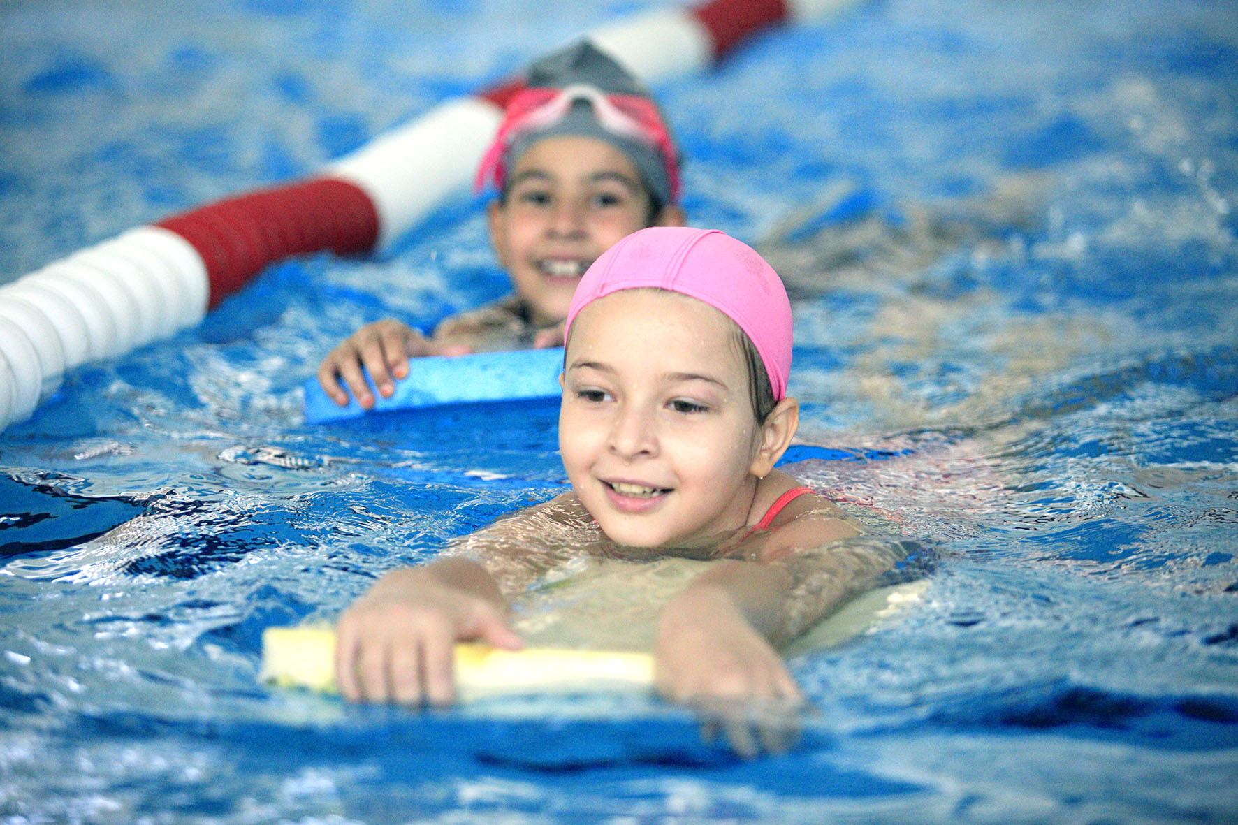 Спортсмен занимающийся плаванием. Плавание дети. Дети плавают. Оздоровительное плавание для детей. Спортивное плавание.