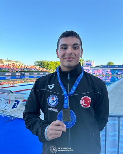 Yüzmede 1 altın 1 bronz madalya!