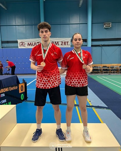 Badmintonda 2 bronz madalya!