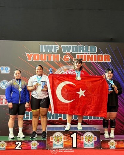 Milli haltercimiz Fatma Gül, dünya şampiyonu
