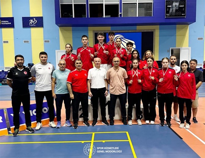 Badmintonda 10 madalya! 