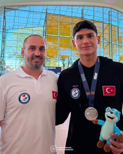 Milli yüzücümüz Emre'den gümüş! 