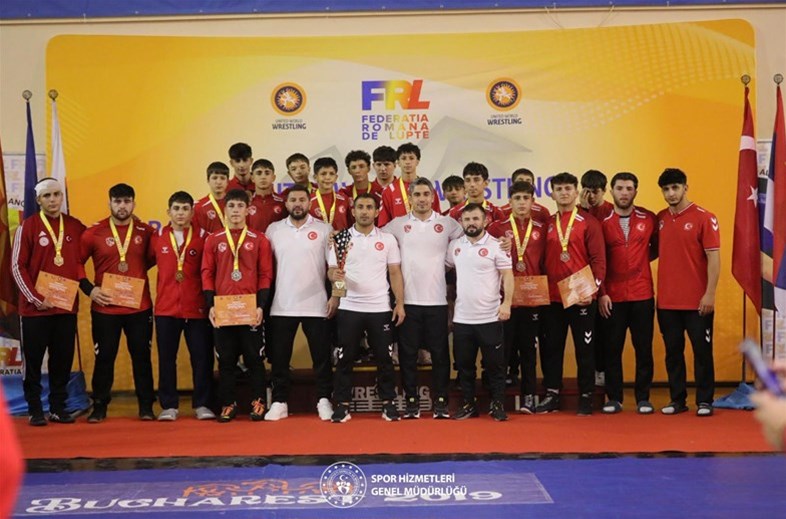 U17 güreşçilerimizden 39 madalya!