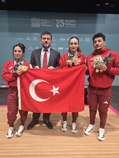 Çakır’dan şampiyon haltercilere tebrik!