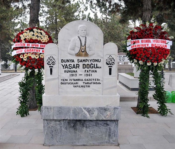 Yaşar Doğu ölümünün 53. yıl dönümünde kabri başında anıldı. 